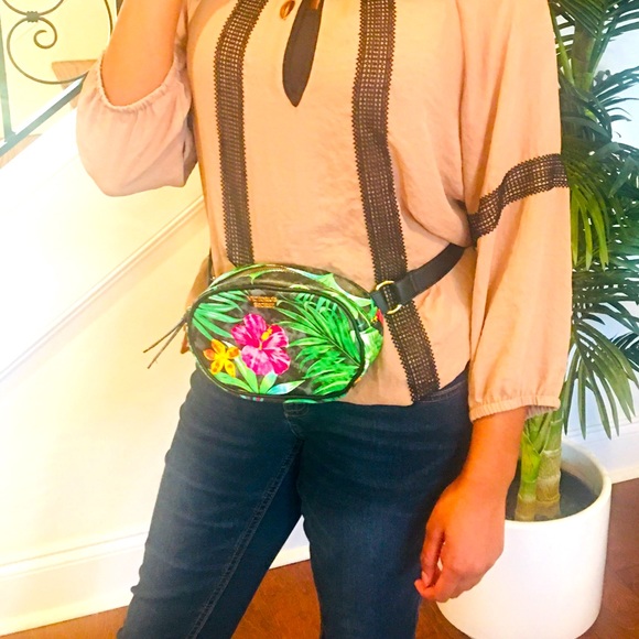 Victoria 💕Secret Fanny Pack - Picture 1 of 8